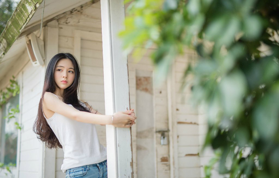在这里，与各位再共同勉励一次，我们要做聪明的人，做有智慧的人有慈爱又肯诚实对人对己的勇者。就算天大的事情来了，也不逃避它，心平气和地为自己争取最合理的解决之道，不可以做一个弱者，凡是不顺心便跌倒的人是要被社会淘汰的，做一个有弹性的人，当是我们一生追求的目标。——三毛《亲爱的三毛》